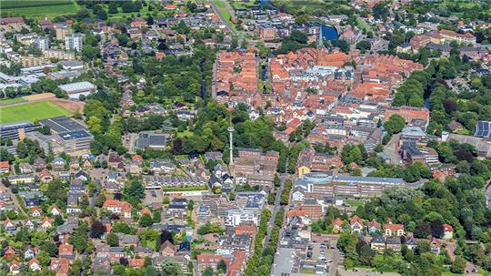 Die Stadt Buxtehude aus der Vogelperspektive: Möglichst viele Einwohner sollen begeistert werden, sich für die Stadtgesellschaft zu engagieren. Foto: Elsen