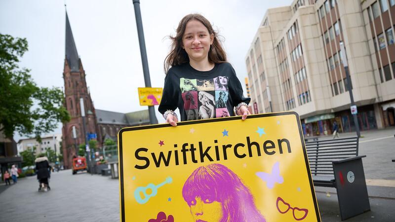 Die Stadt Gelsenkirchen wird im Juli Schauplatz für die „Eras Tour“ von Superstar Taylor Swift - und gibt zu Ehren der Musikerin einen neuen Namen. Enthüllt wurde das „Swiftkirchen“ von Swift-Fan Aleshanee Westhoff.