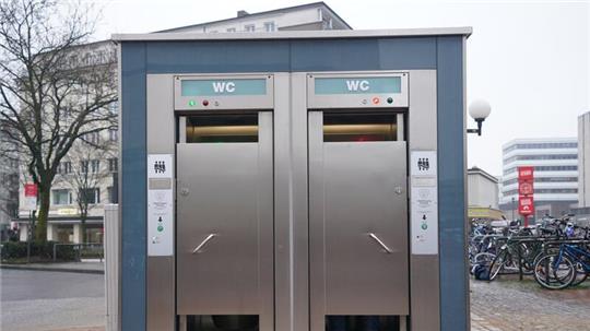 Die Stadt Hamburg fördert den Betrieb von 137 öffentlichen Toiletten in Regie der Stadtreinigung jährlich mit mehreren Millionen Euro.