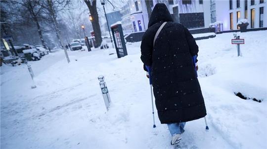 Die Stadt Hamburg zählte 2.363 Verstöße gegen die Räum- und Streupflicht. (Archivbild)