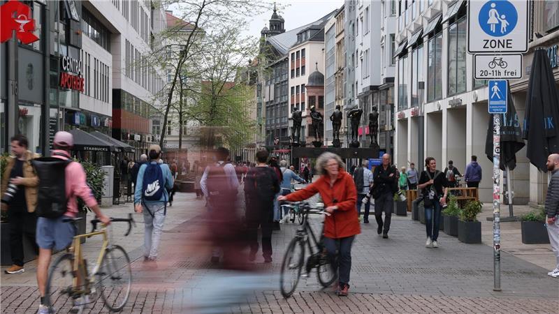 Die Stadt Leipzig will die von der Amokfahrt betroffene Einkaufsstraße besser gegen das Befahren von Fahrzeugen sichern. 