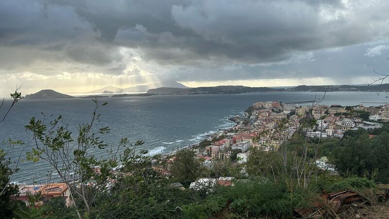 Die Angst spielt mit - Neapel in Sorge vor Supervulkan Die Stadt Pozzuoli liegt auf dem Supervulkan Campi Flegrei, wo Experten nach einer Serie von Erdbeben Schlimmeres befürchten.