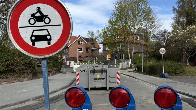 Die Stadt Stade hat die Zufahrt von der Harsefelder Straße zur Holtermannstraße gesperrt. Zu viele Autofahrer nutzten die Abkürzung anstatt der ausgeschilderten Umleitung und fuhren die Straße kaputt.
