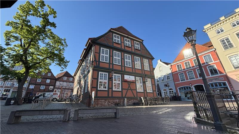 Die Stadt Stade will das denkmalgeschützte Gebäude am Fischmarkt kaufen und es im Rahmen einer Konzeptausschreibung weiter verkaufen.
