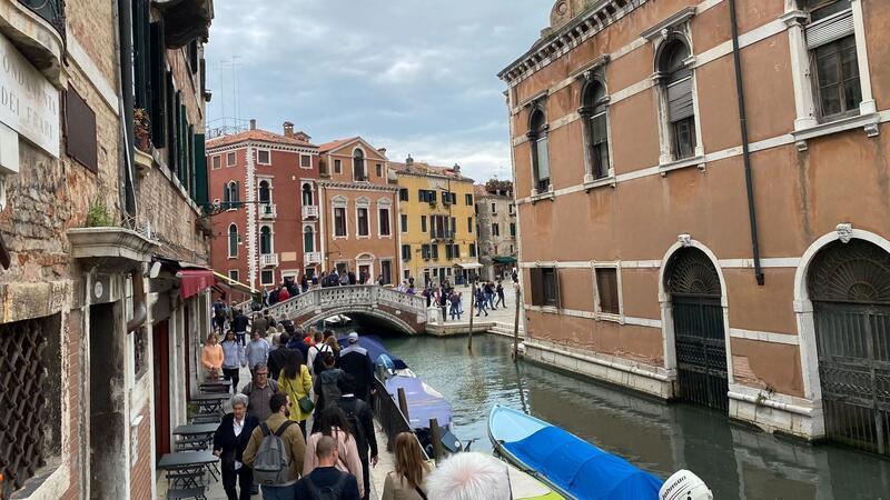Massentourismus: Venedig verbietet größere Reisegruppen Die Stadt Venedig verbietet künftig von Reiseführern begleitete Touristengruppen mit mehr als 25 Menschen den Zutritt.