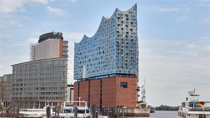 Die Stadt hat entschieden: Wer auf die Plaza der Elbphilharmonie möchte, muss dafür künftig Eintritt zahlen. Die Besucherzahlen werden deshalb wohl sinken. (Archivbild)