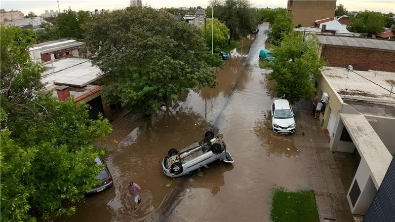 Zwölf Tote: Argentinische Stadt nach Unwetter „zerstört“ Die Stadt steht größtenteils unter Wasser.