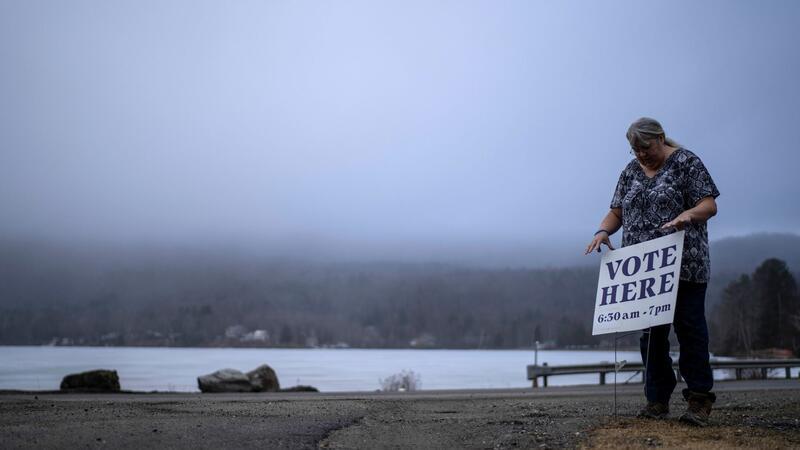 „Super Tuesday“: US-Vorwahlen in vielen Bundesstaaten Die Stadtschreiberin Sandra Lacasse platziert ein Wahl-Schild vor dem Stadtbüro in Elmore (Vermont).