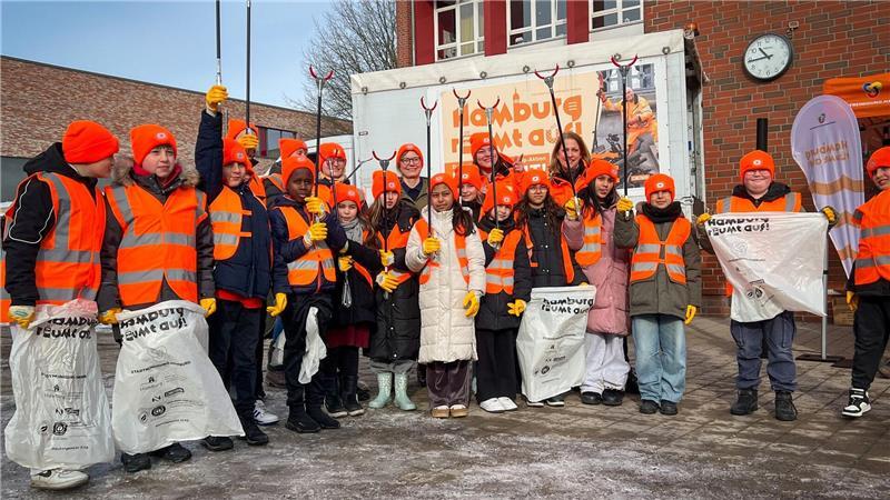 Die Stadtteilschule Wilhelmsburg startet bereits einen Tag früher in die Aufräumaktion – begleitet von Umweltsenatorin Katharina Fegebank (Bündnis 90/Die Grünen) und Daniela Enslein, Geschäftsführerin der Stadtreinigung Hamburg.