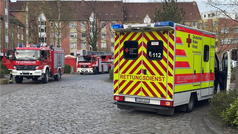 Die Stadtwerke Buxtehude waren am Morgen zusätzlich im Einsatz. Die Grothe-Marie-Straße blieb für den Verkehr gesperrt.