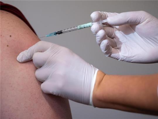 Die Ständige Impfkommission (Stiko) empfiehlt für erste Gruppen die vierte Impfung. Virologe Andreas Dotzauer warnt davor, "blind draufloszuimpfen". Foto: Sven Hoppe/dpa/Symbolbild