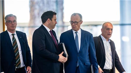 Die Stahlindustrie ist laut Bundeskanzler Merz in einer „existenzbedrohenden Krise“. Bei einem „Stahlgipfel“ im Kanzleramt ging es um Gegenmaßnahmen. 