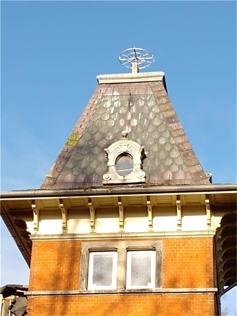 Aufregung um Storchennest auf dem Horneburger Schloss Die Stahlkonstruktion auf dem Schlossturm: Um den Stützbalken zu reparieren, musste die stählerne Nisthilfe entfernt werden. Foto: Gert Dahms