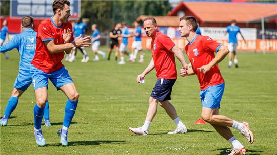 Die Stammkräfte Tjorve Mohr (links) und Jannes Elfers (rechts), hier mit Athletiktrainer Sven Völkers, sind angeschlagen und können wohl nicht spielen.