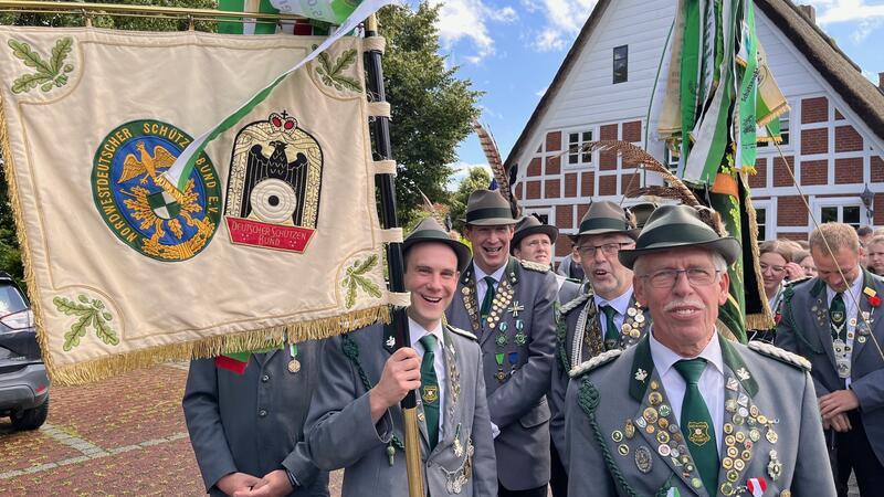 Die Standarte des Bezirksschützenverbandes fungierte als Patenfahne. Gut zu erkennen ist die spezielle Aufhängung, die dafür sorgt, dass das Motiv auch bei aufrechter Stange - anders als bei Fahnen - jederzeit zu sehen ist.
