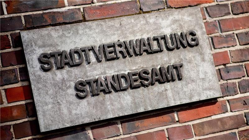 Fülle von Namensänderungen – Standesämter haben viel zu tun Die Standesämter in vielen größeren Städten registrieren wegen mehr Nachfragen zu den Möglichkeiten des neuen Namensrechtes einen erhöhten Beratungsbedarf. (Archivbild)