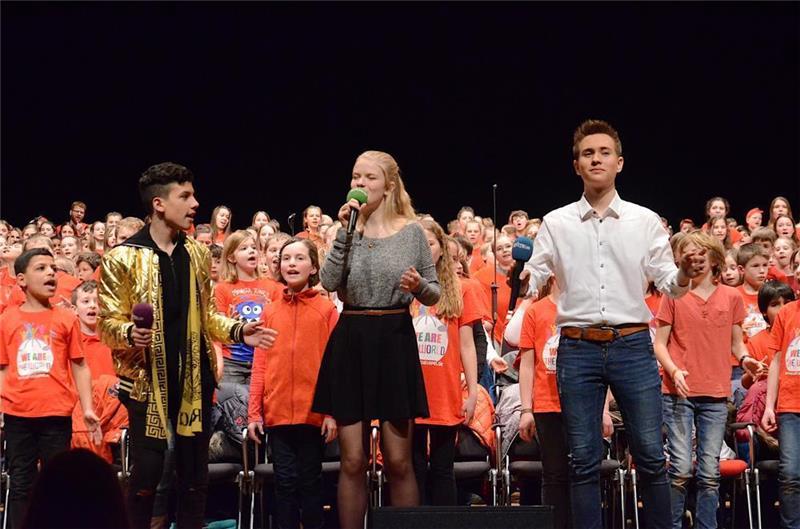 Die Stars Matteo Colella, Jette Reihe und Luca Kuglmeier (von links) singen gemeinsam mit den Kindern und Jugendlichen aus dem Landkreis Stade. Fotos Fehlbus