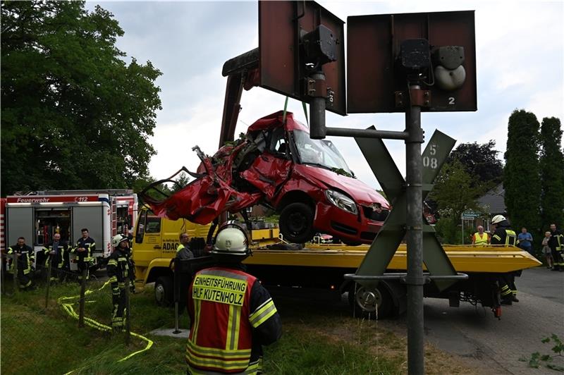 „Start“-Zug erfasst Skoda: Staderin übersieht Warnsignale und wird schwer verletzt Die „Start-Unterelbe“-Lok bohrte sich beim Aufprall tief in die Beifahrerseite des Skoda. Beim Bergen des Pkw werden die enormen Kräfte deutlich.