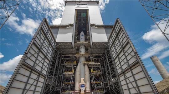 Die Startrampe der Ariane 6 auf dem europäischen Weltraumbahnhof beherbergt ein vollständig montiertes Exemplar der neuen Trägerrakete der ESA: Wie soll es für den Kontinent in der Raumfahrt weitergehen?