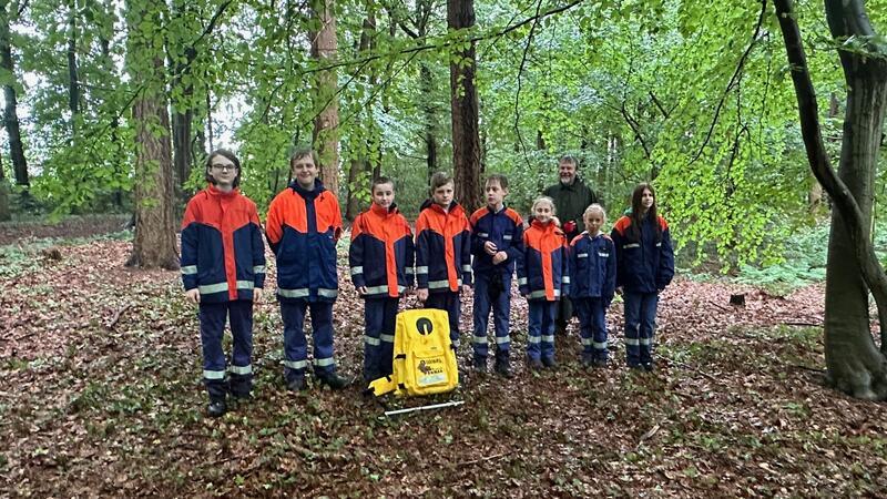 Kinder- und Jugendfeuerwehren nehmen teil an der „Woche der Natur“ Die Station Löschrucksack: Jugendliche der Jugendfeuerwehr mit Mitarbeitern des Waldpädagogenteams im Himmelpfortener Wald.