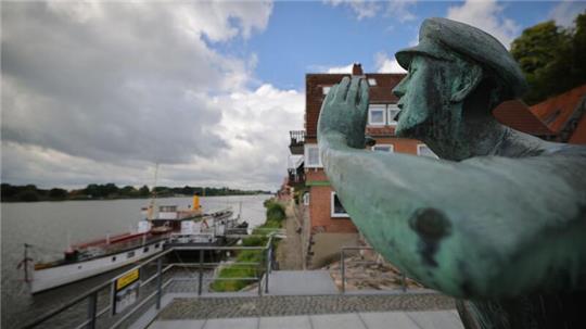 Die Statue „DerRufer“ steht an der Elbe in Lauenburg. (Archivbild)
