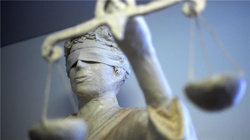 Die Statue Justitia in einem Gericht: Viele von Gerichten verhängte Bußgelder kommen in Hamburg gemeinnützigen Einrichtungen zu Gute. (Symbolbild)