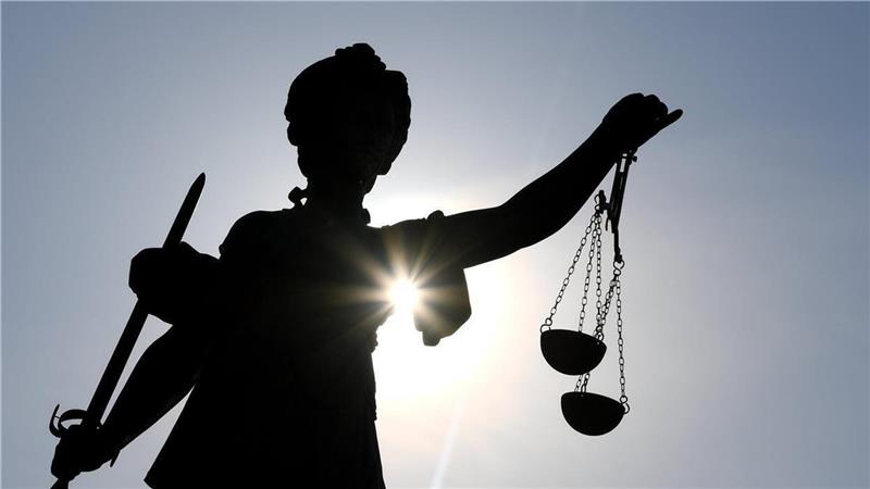 Prozess um verhungertes Baby geht zu Ende Die Statue der Justitia mit einer Waage und einem Schwert steht auf dem Gerechtigkeitsbrunnen auf dem Römerberg. Im Prozess um ein totes Baby in Sottrum soll am Montag das Urteil verkündet werden. Foto: dpa