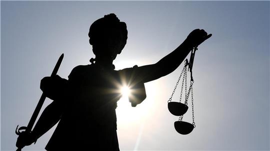Die Statue der Justitia mit einer Waage und einem Schwert steht auf dem Gerechtigkeitsbrunnen auf dem Römerberg. Im Prozess um ein totes Baby in Sottrum soll am Montag das Urteil verkündet werden. Foto: dpa