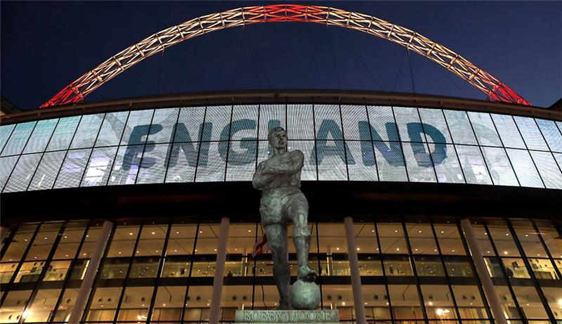 100 Jahre Wembley: Beim ersten Spiel drohte eine Katastrophe Die Statue von Bobby Moore steht vor dem Wembley Stadion. Foto: Nick Potts/PA Wire/dpa