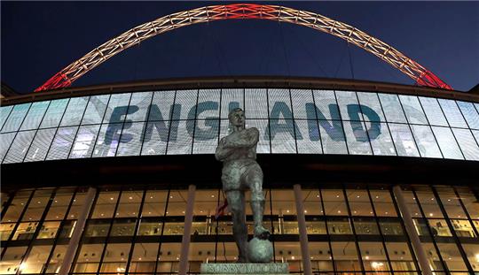 Die Statue von Bobby Moore steht vor dem Wembley Stadion. Foto: Nick Potts/PA Wire/dpa