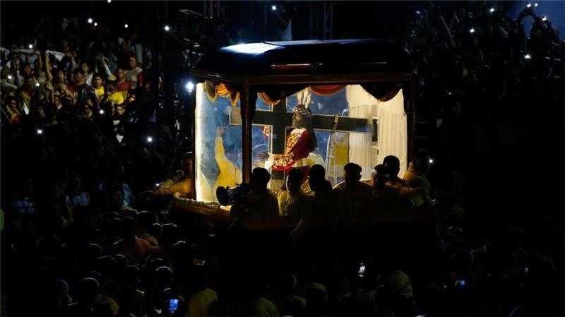 Barfuß durch Manila: Millionen Katholiken huldigen Statue Die Statue wird mittlerweile zu ihrem Schutz in einem Glasbehälter durch die Stadt gefahren. (Foto aktuell)