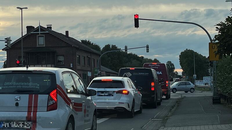 Stau-Ampel an der L140 in Königreich wird erst 2024 repariert Die Stau-Ampel an der L140 in Königreich wird erst 2024 repariert.