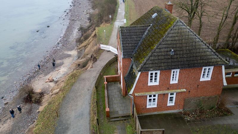 Die Steilküste und das Jugendhaus „Haus Seeblick“ der Jugendorganisation „SJD - Die Falken“ im Ortsteil Brodten an der Ostsee.
