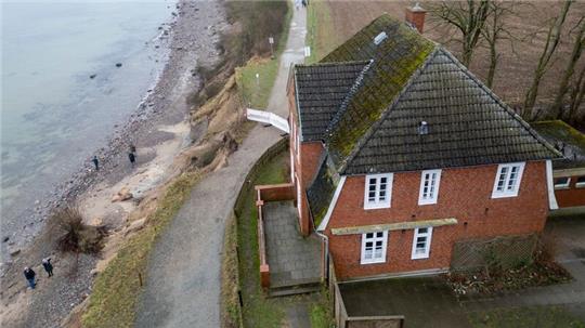 Die Steilküste und das Jugendhaus „Haus Seeblick“ der Jugendorganisation „SJD - Die Falken“ im Ortsteil Brodten an der Ostsee.