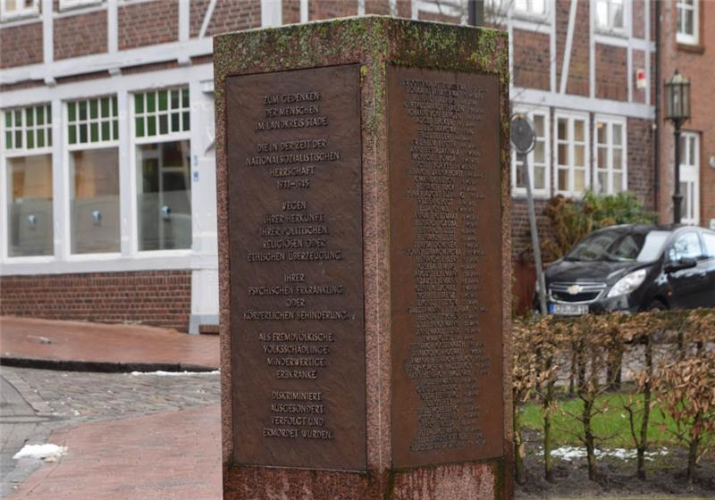 Die Stele mit Namen von NS-Opfern am Wilhadi-Kirchhof.