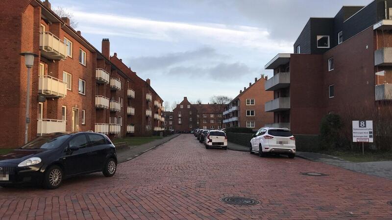 Die Stelle in der Straße Hörn, an der das stark blutende Opfer von seinen Angehörigen aufgefunden wurde, ist von Mehrfamilienhäusern gesäumt.