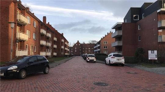 Die Stelle in der Straße Hörn, an der das stark blutende Opfer von seinen Angehörigen aufgefunden wurde, ist von Mehrfamilienhäusern gesäumt.