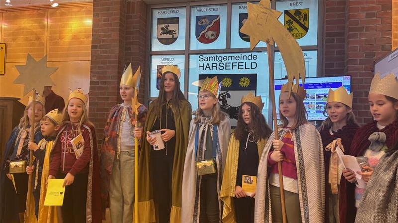 Die Sternsänger eröffneten die Neujahrsbegegnung mit der Aktion Sternsingen für Kinderrechte weltweit. Viele der Anwesenden spendeten großzügig.