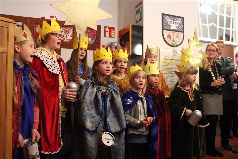 Die Sternsinger beim Neujahrsempfang im Jorker Rathaus - diesmal singen Kinder der katholischen St. Maria-gemeinde und der evangelisch-lutherischen Gemeine St. Nikolai gemeinsam.
