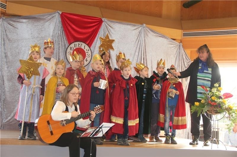 Die Sternsinger der katholischen Kirchengemeinde St. Josef bringen Lieder und Segensgruß zum Neujahrsempfang ins Rathaus. Fotos: Michaelis