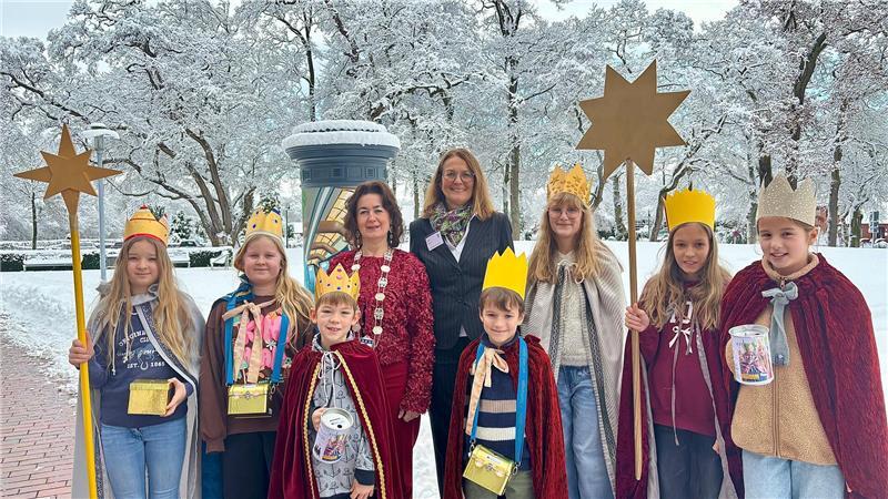 Die Sternsinger mit den Bürgermeisterinnen der Samtgemeinde, Ute Kück (hinten, rechts) und des Flecken Harsefeld, Susanne de Bruijn (hinten, links).