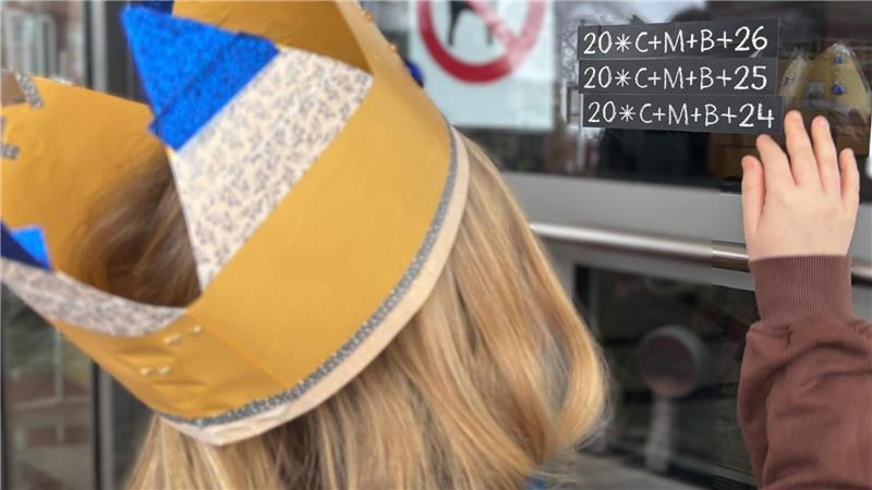 Die Sternsinger segnen das Rathaus. Ihre Kirche in Harsefeld wird bald abgerissen.