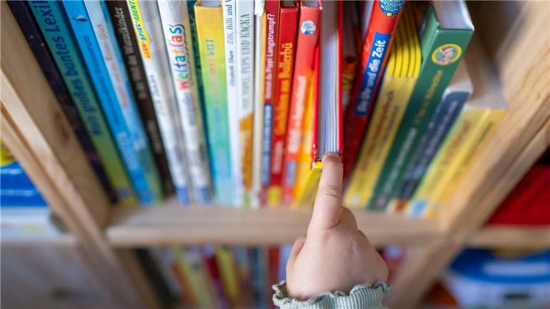 Die Stiftung Lesen bietet kostenfreie Materialien und Projekte zum Lesen und Vorlesen für Kinder. (Symbolbild)