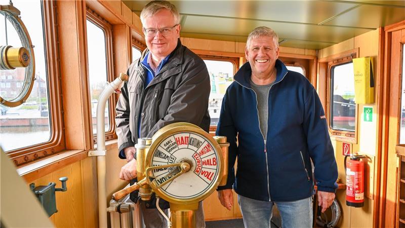 Die Stiftung Maritimes Erbe im NZ-Gespräch. Peter Klett und Rüdiger Pallentin (re.) geben auf der "Wal" volle Fahrt voraus.