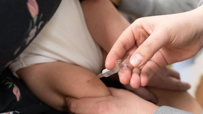 Die Stiko empfiehlt für Neugeborene die RSV-Impfung.