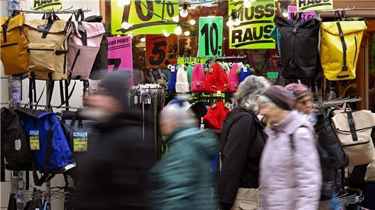 Die Stimmung der deutschen Verbraucher wird wegen des Krieges im Iran und seiner Folgen immer schlechter (Symbolbild).