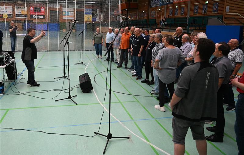 Die Stimmung steigt, es wird gewippt, einige tänzeln mit.