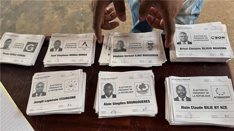 Die Stimmzettel für die Präsidentschaftskandidaten liegen auf einem Tisch in einem Wahllokal in Gabun. Mehr als anderthalb Jahre nach dem Staatsstreich wählen die Menschen in Gabun erstmals wieder ein Staatsoberhaupt.