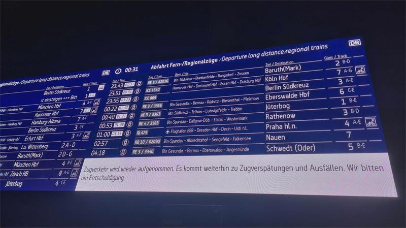 Die Störung im Bahnverkehr ist behoben, der Verkehr läuft der DB zufolge wieder an. 