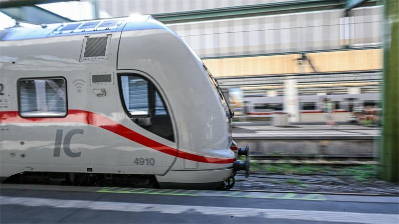 Die Störung im Bahnverkehr konnte gegen 0.30 Uhr behoben werden. Seither rollen die Züge wieder.